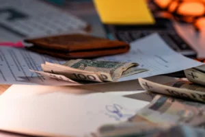 Zloty banknotes and financial paperwork on a desk, illustrating mortgage overage and shortage meaning